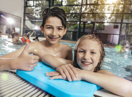 Porträt eines lächelnden Jungen und eines Mädchens im Schwimmbad - MFF04207