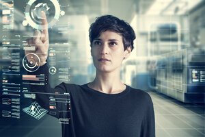 Junge Frau mit transparentem Touchscreen-Display, Komponieren - RBF06166