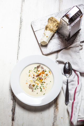 Schüssel Meerrettichsuppe mit Tafelspitz, Kartoffeln, Möhren und Schnittlauch, lizenzfreies Stockfoto