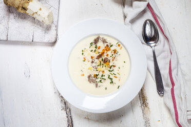 Schüssel Meerrettichsuppe mit Tafelspitz, Kartoffeln, Möhren und Schnittlauch - SBDF03382