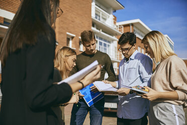 Gruppe von Studenten, die mit Dokumenten im Freien stehen - ZEDF00999