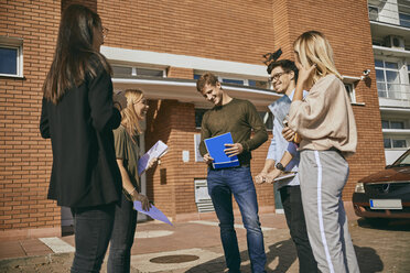 Gruppe von glücklichen Studenten, die mit Dokumenten im Freien stehen - ZEDF01000
