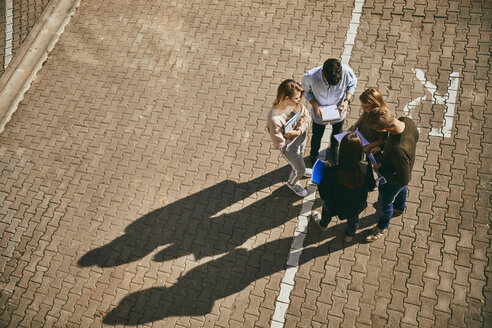 Gruppe von Studenten, die mit Dokumenten im Freien stehen - ZEDF01003