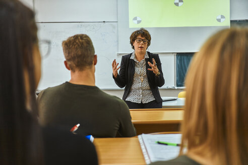 Dozent im Gespräch mit Studenten im Hörsaal einer Universität - ZEDF01004