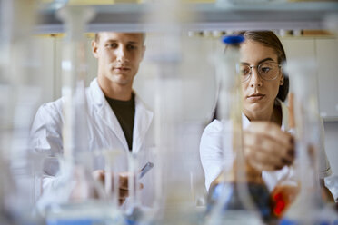 Young man and woman working together in laboratory - ZEDF01013