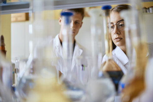 Young man and woman working together in laboratory - ZEDF01014