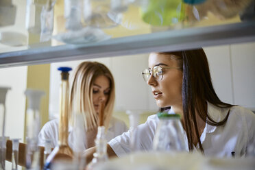 Two young women working together in laboratory - ZEDF01021