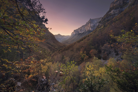 Spanien, Huesca, Ordesa-Nationalpark, Sonnenuntergang in den aragonesischen Pyrenäen, lizenzfreies Stockfoto