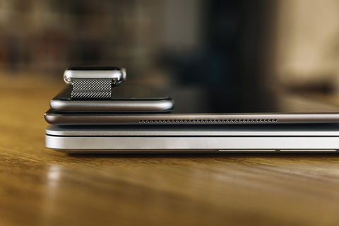 Stapel mobiler Geräte auf der Tischplatte, lizenzfreies Stockfoto