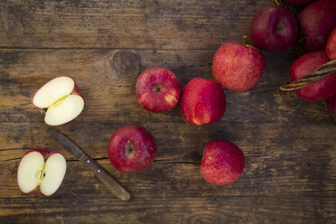 Red apples and knife on wood - LVF06429