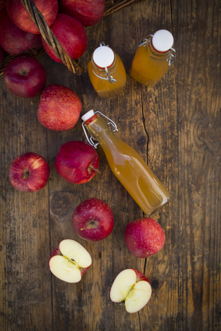 Rote Äpfel und Apfelsaft, lizenzfreies Stockfoto