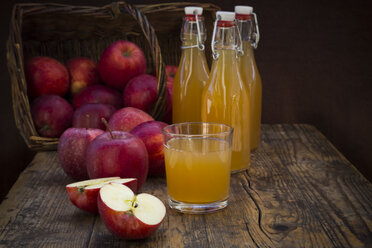 Red apples and apple juice - LVF06432