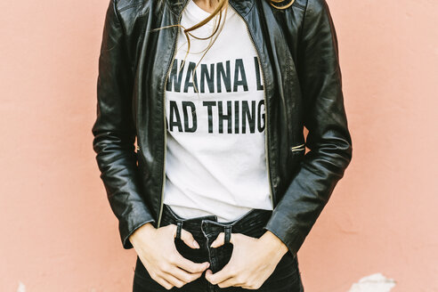 Modische junge Frau mit bedrucktem T-Shirt und Lederjacke, Teilansicht - GIOF03553