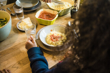 Mädchen isst Spaghetti mit Tomatensoße - MOEF00307
