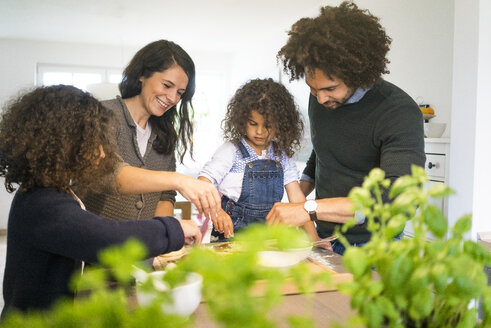 Glückliche Familie beim Pizzabacken zu Hause - MOEF00308