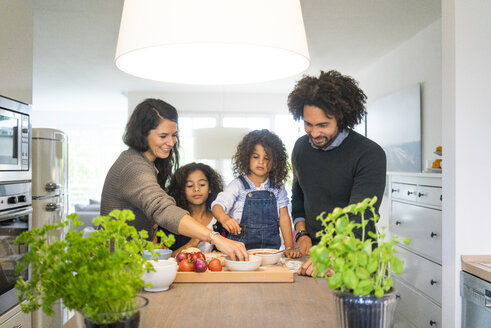 Glückliche Familie beim Pizzabacken zu Hause - MOEF00311