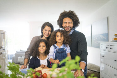 Glückliche Familie beim Pizzabacken zu Hause - MOEF00312