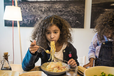 Kleines Mädchen isst leckere Spaghetti - MOEF00313