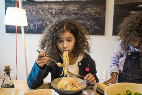 Kleines Mädchen isst leckere Spaghetti - MOEF00313