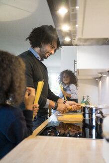 Vater und Tochter bereiten in der Küche Spaghetti zu - MOEF00321