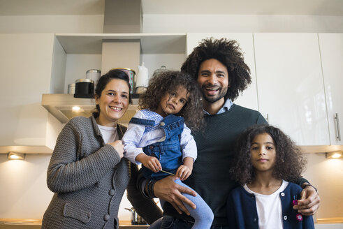 Glückliche Familie in der Küche stehend, lachend - MOEF00324