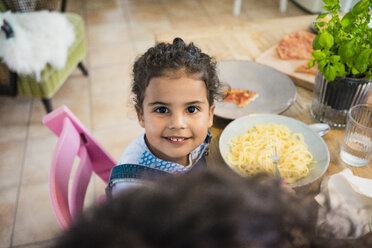 Porträt eines frechen kleinen Mädchens, das Spaghetti isst - MOEF00338