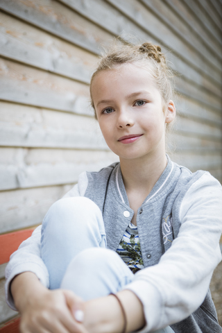 Porträt eines lächelnden blonden Mädchens, lizenzfreies Stockfoto