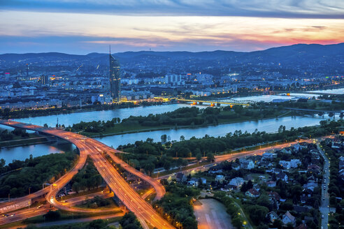 Österreich, Wien, Stadtansicht bei Sonnenuntergang - PUF00929