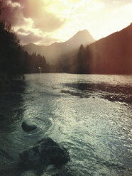 Österreich, Tirol, Fluss Lech im Lechtal, Sonnenaufgang - GWF05311