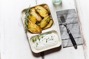 Bowl of potato wedges with rosemary and herbed curd cheese - SBDF03392