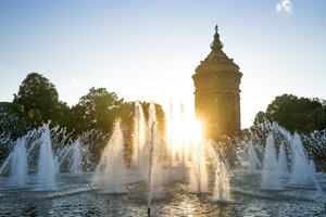 Deutschland, Baden-Württemberg, Mannheim, Wasserturm und Springbrunnen bei Sonnenuntergang - PUF00940