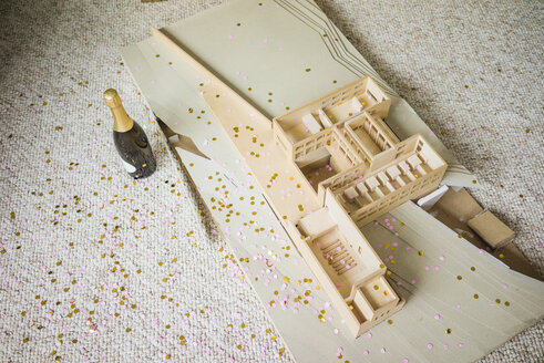 Still life with architectural model, confetti and bottle of champagne - JOSF01971