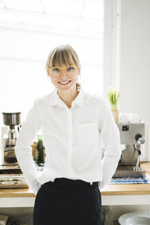 Portrait of smiling woman wearing glasses - JOSF01985