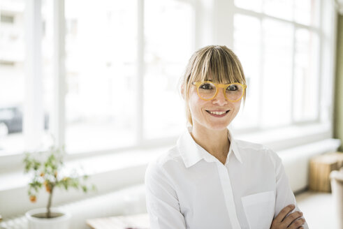 Portrait of smiling woman wearing glasses - JOSF01986