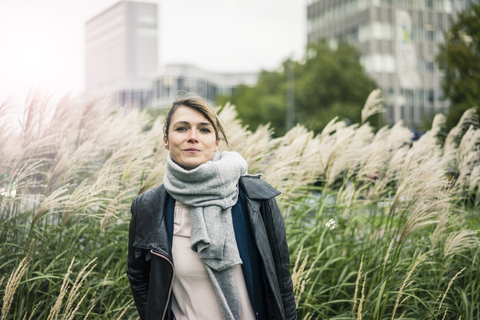 Porträt einer lächelnden Frau mit Kopftuch im Freien, lizenzfreies Stockfoto