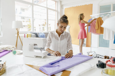 Zwei junge Frauen im Modestudio - KNSF02962