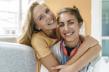 Porträt von zwei glücklichen jungen Frauen, die sich umarmen - KNSF03037