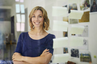 Portrait of smiling blond woman, pane with notepads - PNEF00354