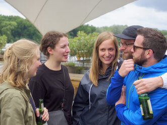 Freunde mit Bierflaschen beim geselligen Beisammensein im Freien - LAF01954