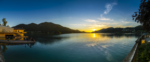 Österreich, Oberösterreich, Salzkammergut, Fuschlsee bei Sonnenuntergang, lizenzfreies Stockfoto