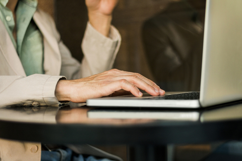 Nahaufnahme eines Geschäftsmannes mit Laptop, lizenzfreies Stockfoto