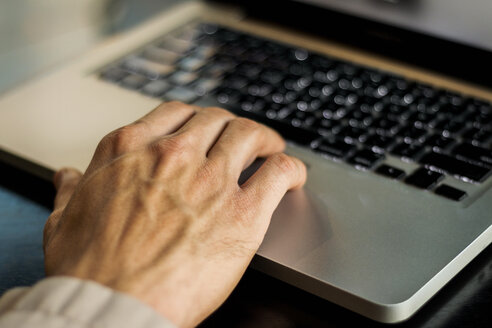 Hand eines Geschäftsmannes mit Laptop - VABF01375