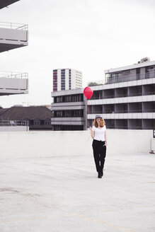 Junge Frau mit rotem Luftballon - UUF12329