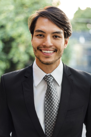 Porträt eines lächelnden Geschäftsmannes im Freien, lizenzfreies Stockfoto