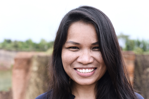 Thailand, Chiang Mai, Porträt einer lächelnden jungen Frau, lizenzfreies Stockfoto