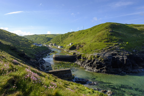 Großbritannien, England, Boscastle, Hafenmauer, Mündung des Valency-Flusses, lizenzfreies Stockfoto