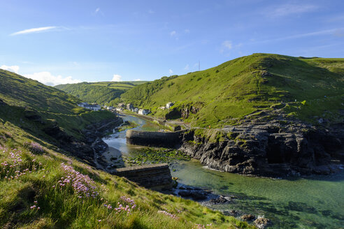 Großbritannien, England, Boscastle, Hafenmauer, Mündung des Valency-Flusses - SIEF07610