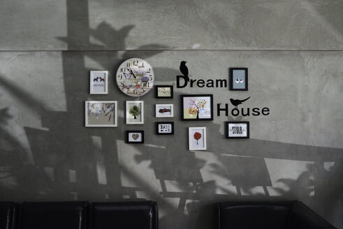 Bilderrahmen und das Wort Dream House auf einer grauen Wand - IGGF00202