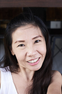 Portrait of smiling dark-haired woman - IGGF00214