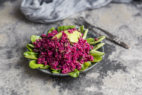 Quinoa-Salat mit Roter Bete, Feldsalat und Avocado, lizenzfreies Stockfoto